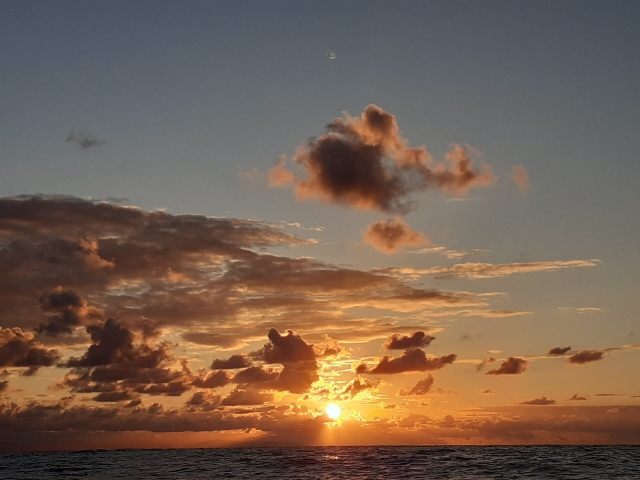 Impresionante cielo anaranjado que se levanta al atardecer