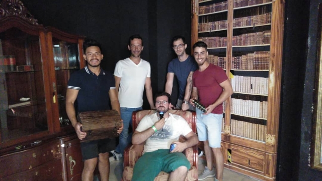  In Nella biblioteca questi investigatori hanno raccolto vari gadget