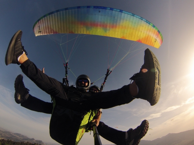 Divirtiéndose con el parapente