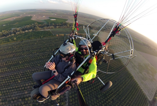 A vista de pájaro sobre el paramotor