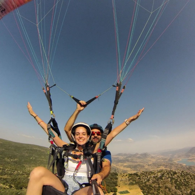 Feliz de disfrutar del parapente por los campos sevillanos