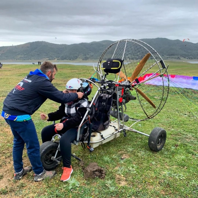 Preparándose para el vuelo en paramotor