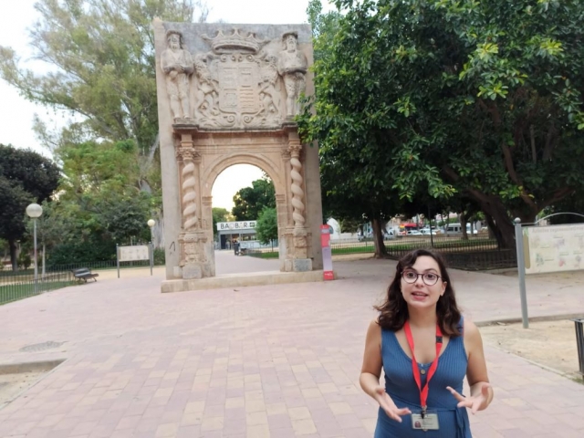  Úrsula avec la couverture du Huerto de las Bombas derrière elle 