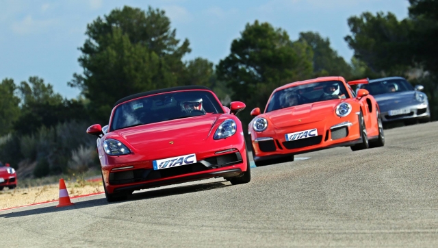  Une rangée de voitures circulant sur un circuit 