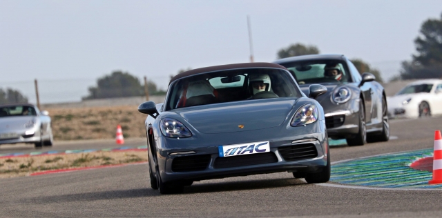  Plusieurs Porsche conduites par des pilotes professionnels 
