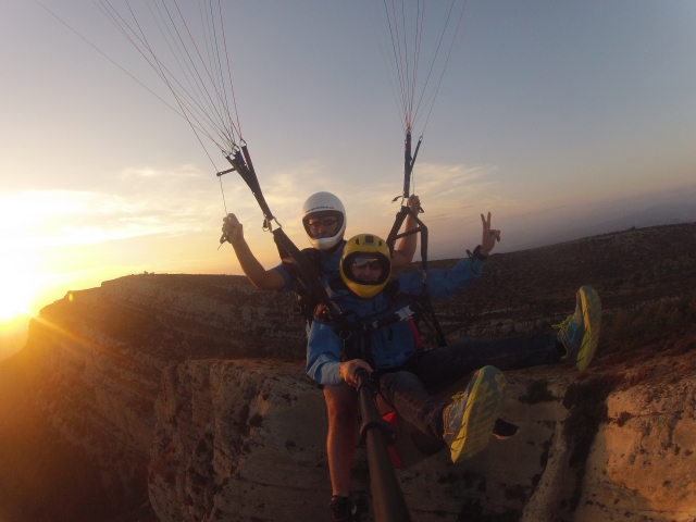 Con el sol de fondo a bordo de un parapente