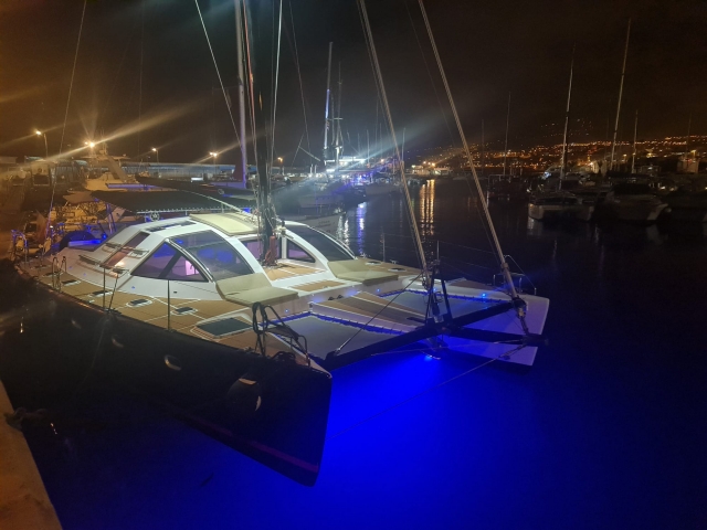 El catamarán amarrado de noche al puerto