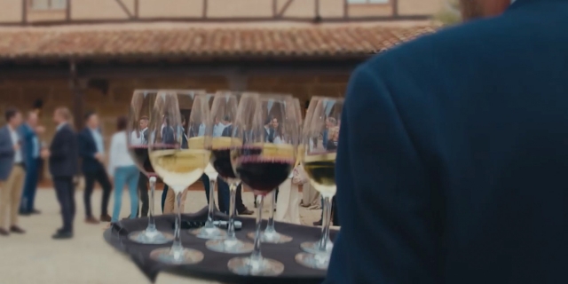  Servir taças de vinho 