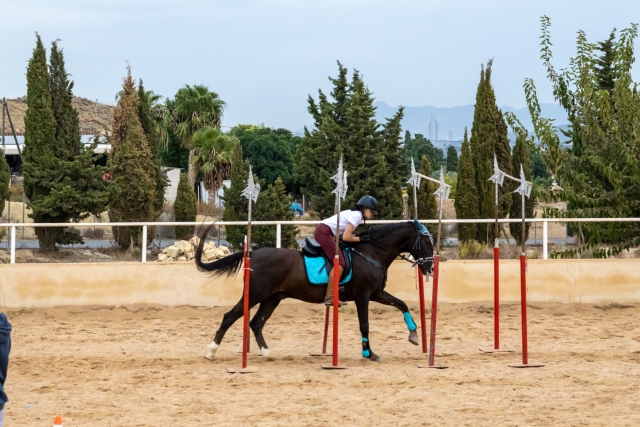 Galopando con el caballo por la arena del ruedo