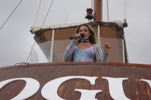  Chanter sur le bateau de fête 