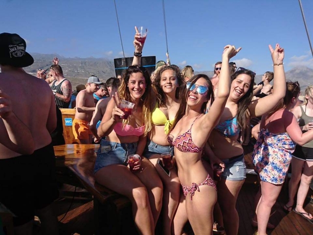  Sur le bateau de fête avec des amis 