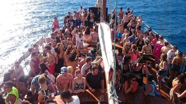  Bateau de fête plein 