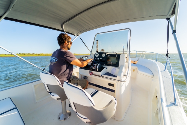 Así de sencillos son los mandos de nuestro pequeño barco