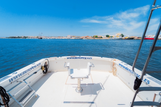 En la cubierta del barco se reúne la gente para utilizarlo como solárium o para pescar