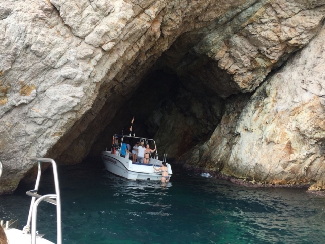  在海蚀洞中 