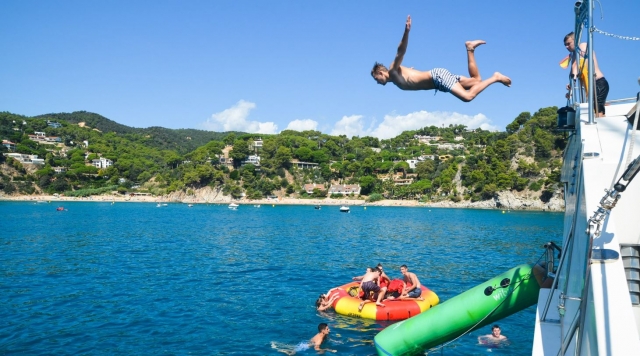 Von unserem Boot aus in beträchtlicher Höhe ins Wasser springen