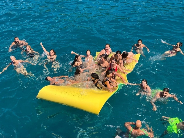  Mit unserer aufblasbaren Matte können Sie eine große Gruppe von Menschen zusammenbringen 