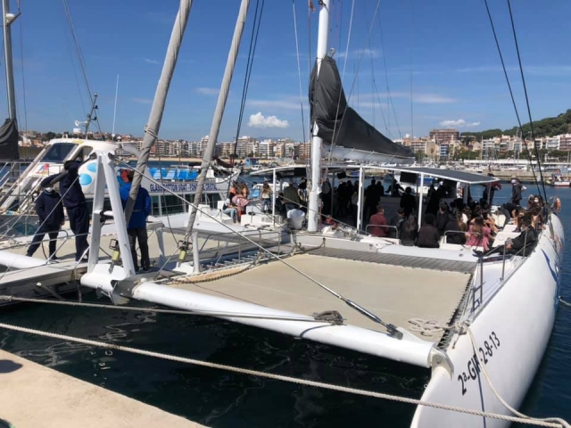 Puesta a punto del catamarán de vela en la Costa Brava