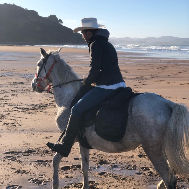 Un usuario montando a caballo con el sombrero típico de cowboy
