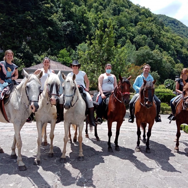Numeroso grupo que vino a realizar una de nuestras excursiones a caballo por las montañas