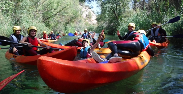 Grupo disfrutando de la experiencia de un descenso en kayak en Guadalajara