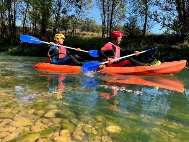 Las cristalinas aguas del descenso en kayak por Trillo