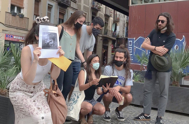Grupo de amigos contentos por ests visita guiada