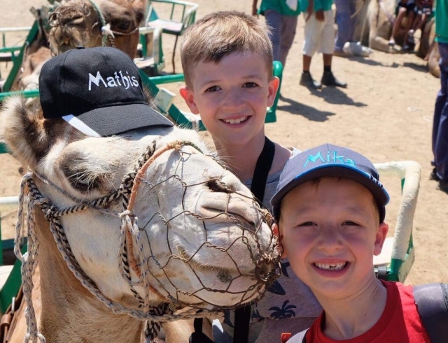  Enfants avec le chameau 