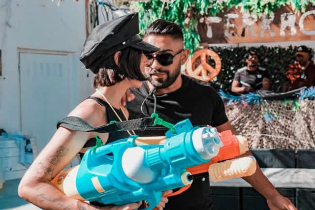  Mit Wasserpistolen in der Hand 