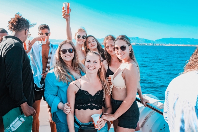  Freunde vor der Kamera auf hoher See 