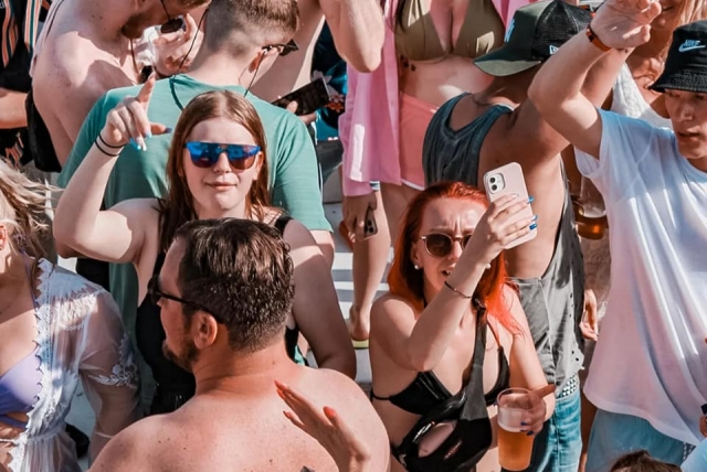  Im Rhythmus der Musik tanzen 