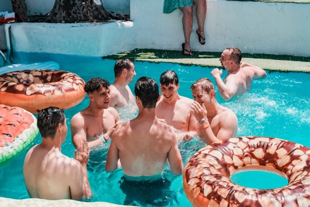  Freunde baden im Pool 