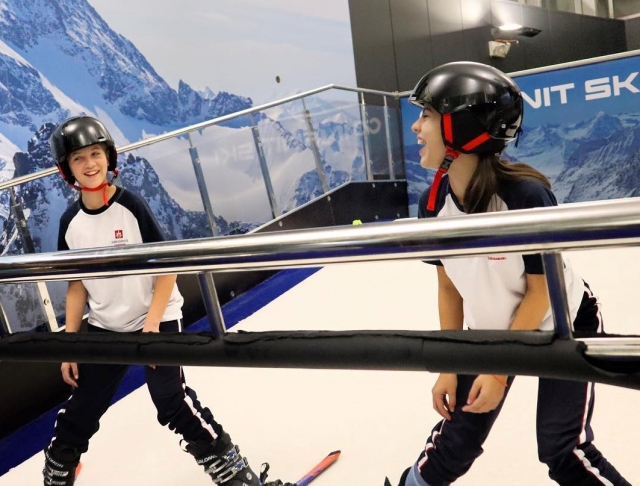  Fun skiing 