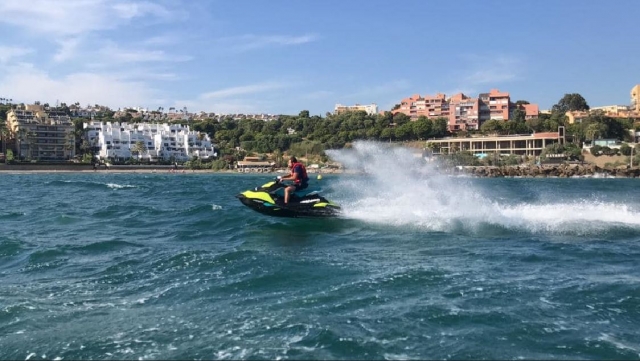  Ein Benutzer hinterlässt eine riesige Spur im Wasser, nachdem er das Motorrad beschleunigt hat. 