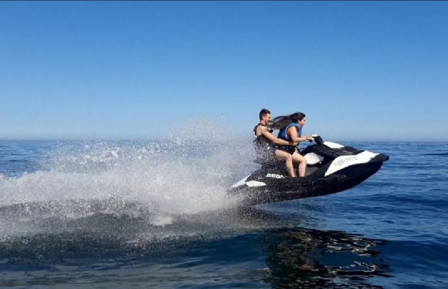  Man kann immer abwechselnd testen, was man auf einem Jetski fühlt. 