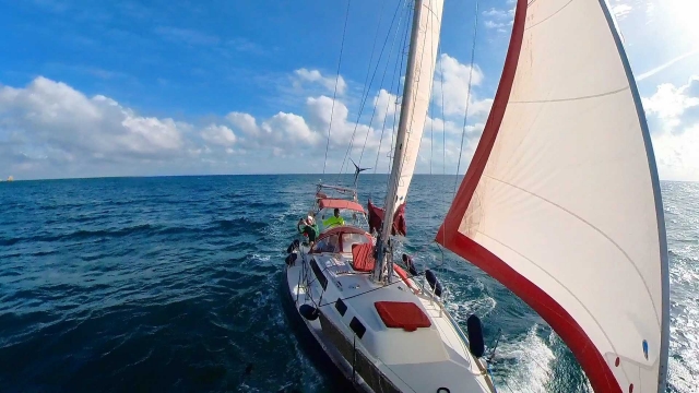  Und das gleiche Segelboot in voller Länge Action auf hoher See