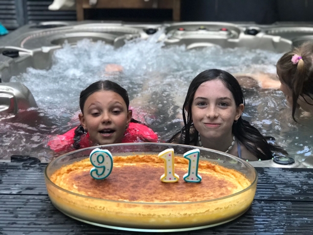 Niños celebrando su cumpleaños el el campamento