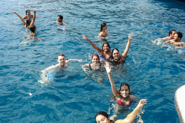 Curtindo um mergulho no mar 