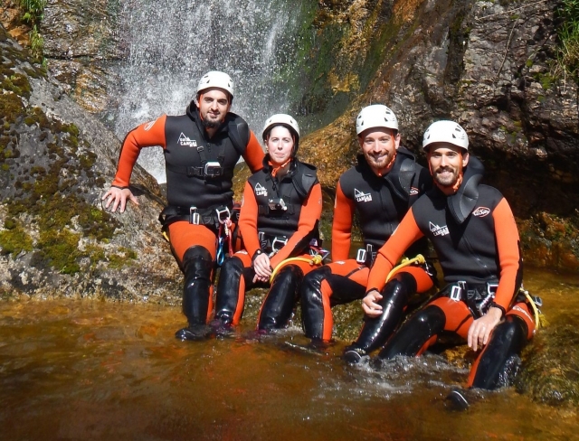  Felici durante il passaggio nel burrone acquatico 