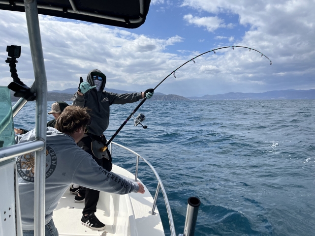  Con la canna da pesca in mare 