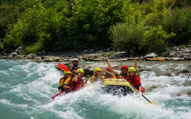 Con el remo de rafting entre manos