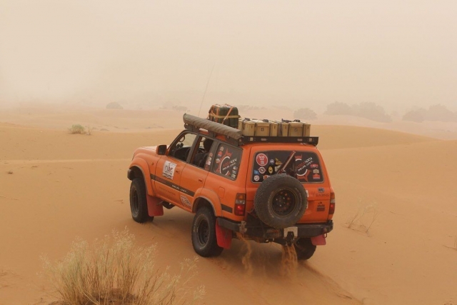  4x4 traversant le sable 