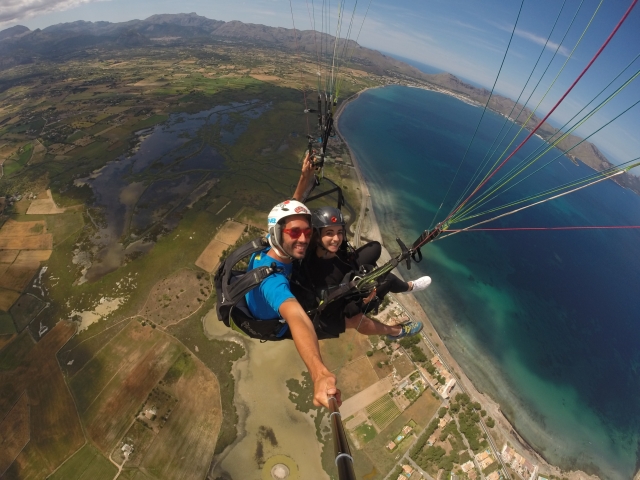 Sobrevolando la costa con el parapente