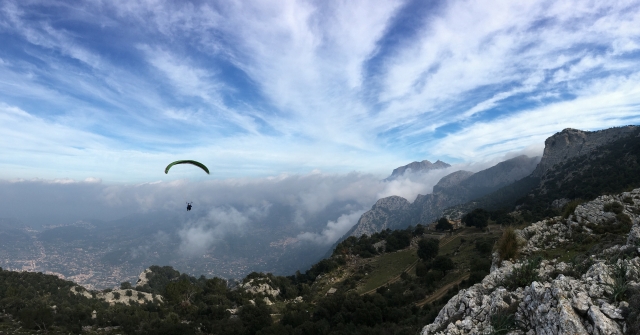 Por las sierras mallorquinas en el vuelo en parapente
