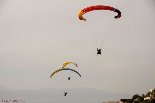 Disfrutando de vuelos en parapente en pareja