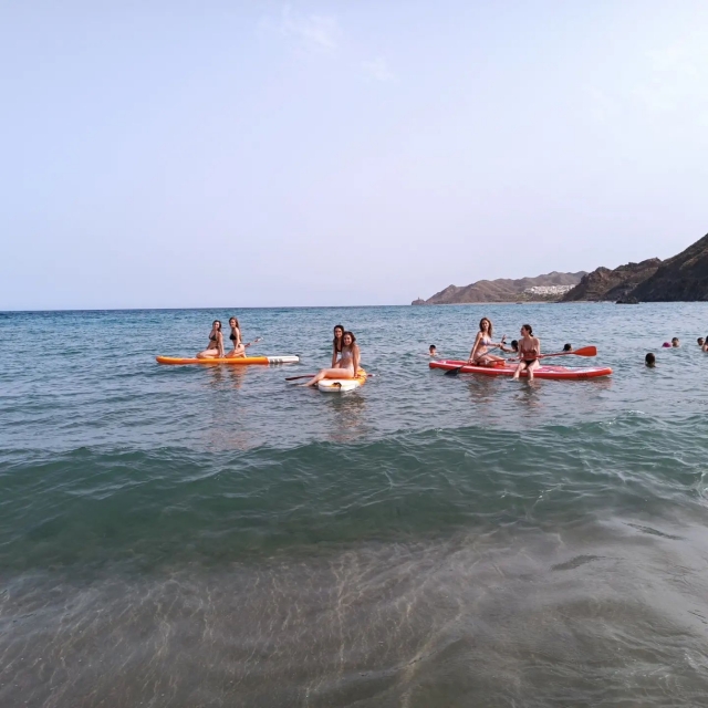Amigas practicando paddle surf