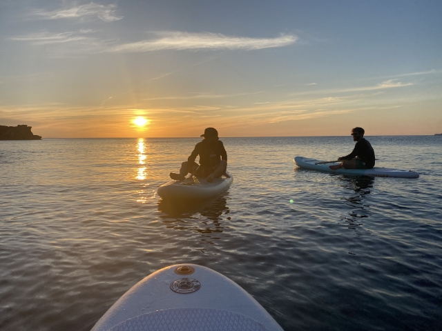 Rutas de paddle surf durante el atardecer