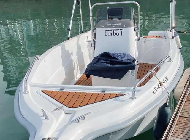 Barco en el puerto deportivo de Gijon