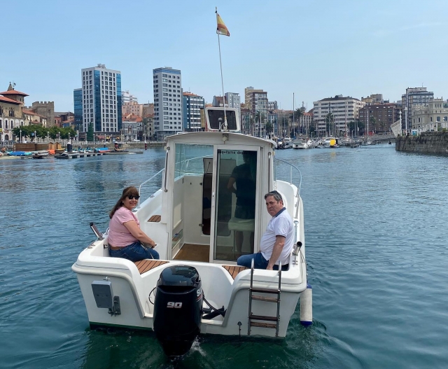 Disfrutando de un paseo en barco en Gijon