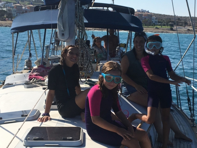 Familia preparados para hacer snorkel